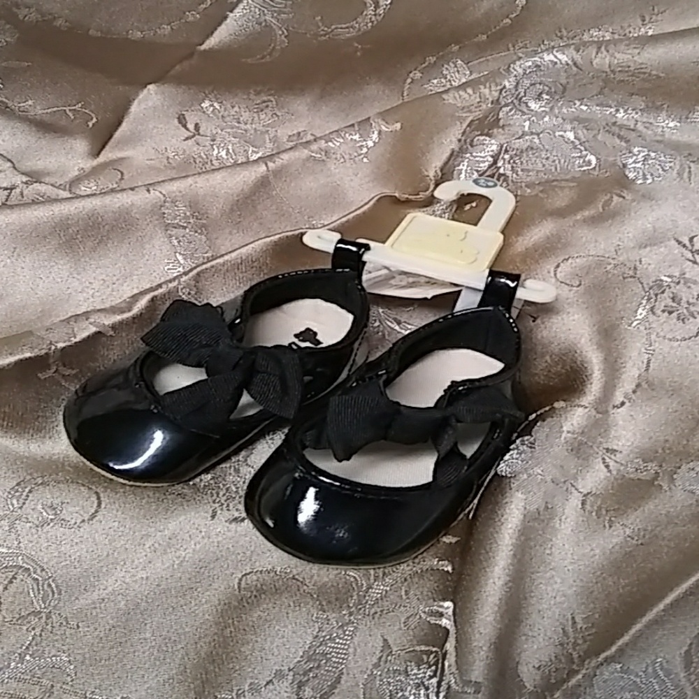 Babby Gap 3-6m patent shoes with bow new